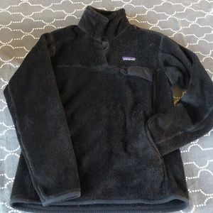 PATAGONIA: Black fleece Patagonia pullover.